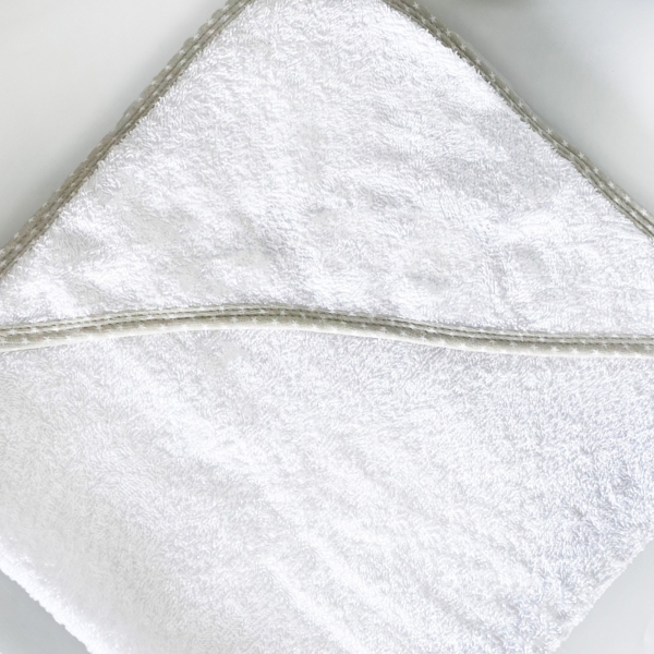 Sortie de bain blanche brodée