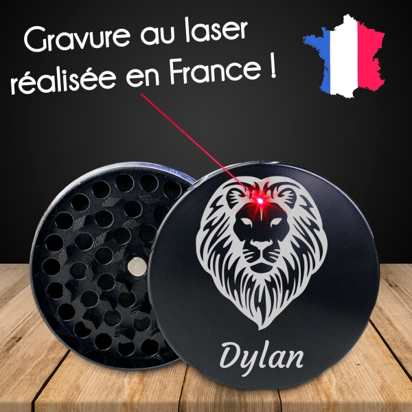 Grinder gravé avec un prénom - Noir ou argenté - Modèle Lion