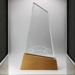 Trophée en verre personnalisable - Modèle triangle base bambou - Texte