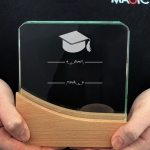 Trophée en verre personnalisable - Modèle carré base bambou - Diplôme