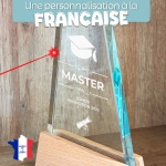 Trophée en verre personnalisable - Modèle triangle base bambou - Diplôme