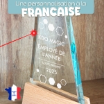 Trophée en verre personnalisable - Modèle triangle base bambou - Entreprise
