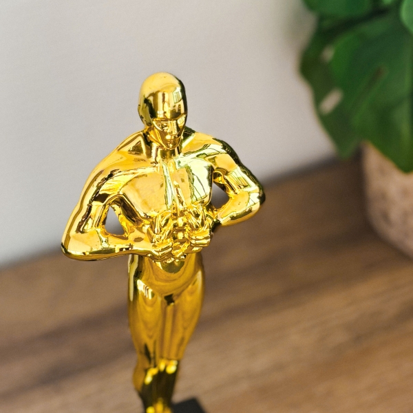 Trophée statuette dorée personnalisée