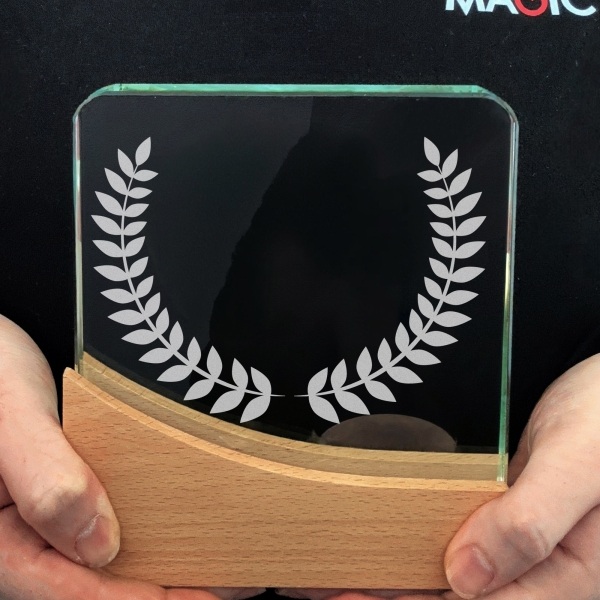 Trophée en verre personnalisable - Modèle carré base bambou - Top 1