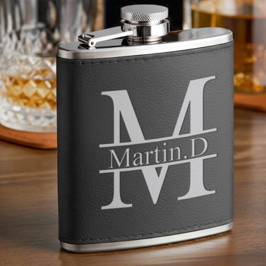 Flasque en cuir noir personnalisable - Majusucle