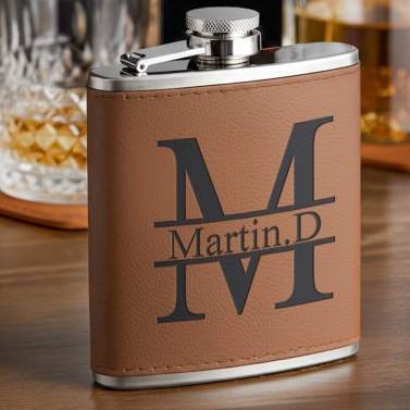 Flasque en cuir marron personnalisée - Majusucle