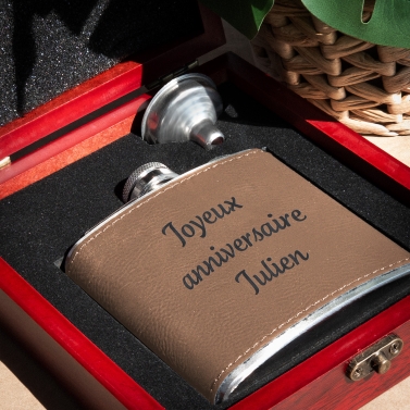 Flasque en cuir marron personnalisable - Texte